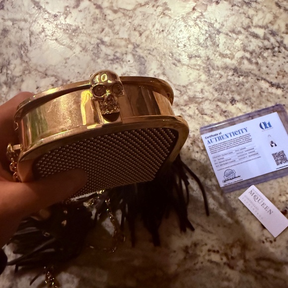 EXCELLENT McQueen Limited Edition MEGA Grail Skull Crossbody - Picture 3 of 9